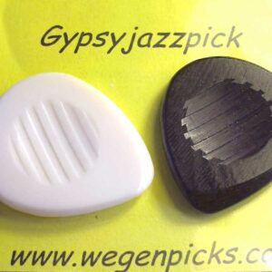 gypsyjazzpick-3-5mm-dick-1-stuck